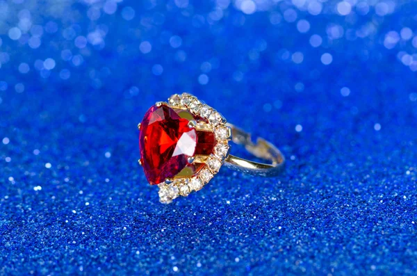 Pierścień Biżuteria niebieskim tle — Zdjęcie stockowe