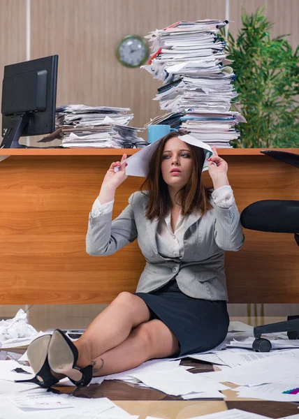 Geschäftsfrau unter Stress im Büro — Stockfoto