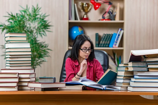 Junge Studentin bereitet sich auf College-Prüfungen vor — Stockfoto