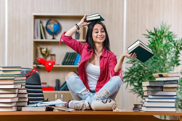 Junge Studentin bereitet sich auf College-Prüfungen vor — Stockfoto