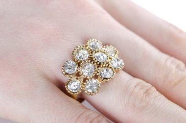 Parmağına taktığın mücevher yüzüğü.