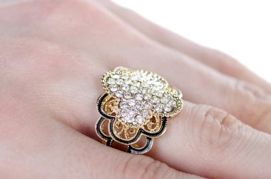 Parmağına taktığın mücevher yüzüğü.