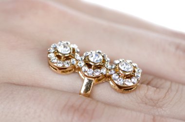 Parmağına taktığın mücevher yüzüğü.