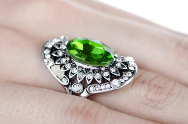 Parmağına taktığın mücevher yüzüğü.