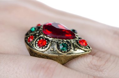 Mücevher yüzüğü beyazda izole edilmiş.