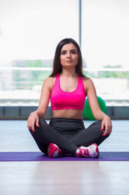 Genç kadın spor salonu sağlık kavramı içinde meditasyon