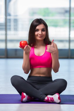 Genç kadın sağlık kavramı kırmızı elma yiyen