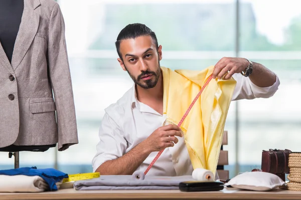 Jonge kleermaker werkt aan nieuw kledingontwerp — Stockfoto