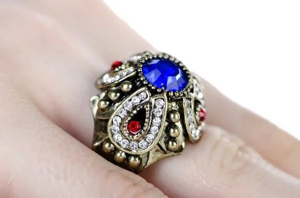 Sieraden ring gedragen aan de vinger — Stockfoto