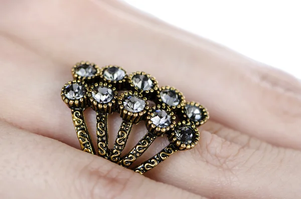 Anillo de joyería usado en el dedo —  Fotos de Stock