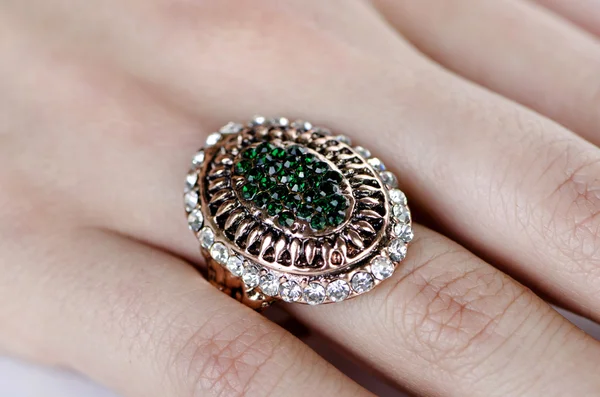 Smyckesring som bärs på fingret — Stockfoto