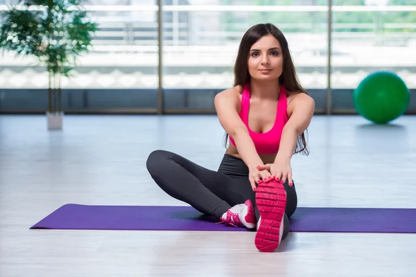 Femeia tânără care face exerciții în conceptul de sănătate al sala de sport — Fotografie, imagine de stoc