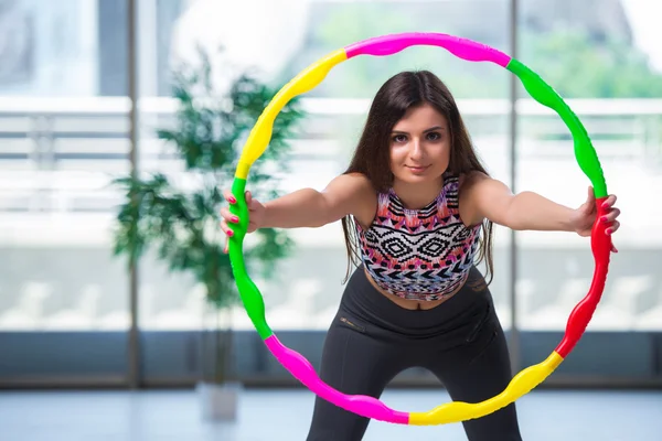 Giovane donna con hula loop in palestra nel concetto di salute — Foto Stock
