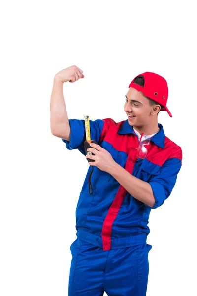 Młody mechanik pomiaru jego biceps na białym tle — Zdjęcie stockowe