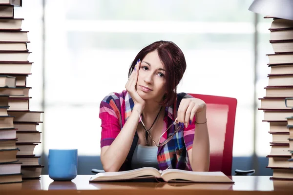Mladá žena student příprava na vysoké školy zkoušky — Stock fotografie