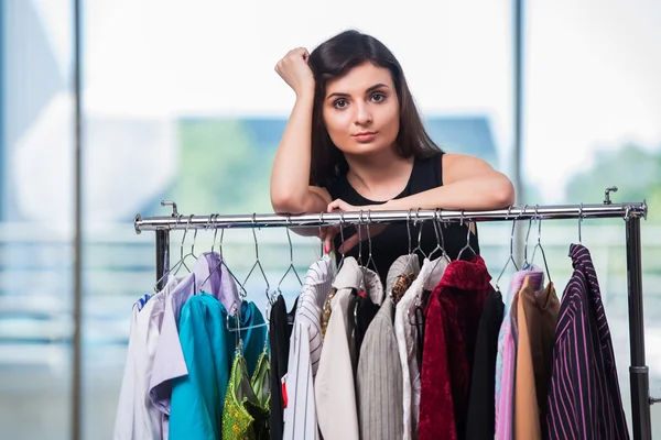 Mujer eligiendo ropa en tienda — Foto de Stock