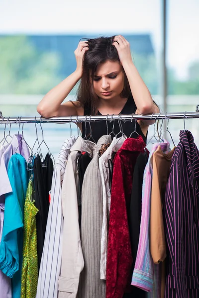 Mujer eligiendo ropa en tienda — Foto de Stock