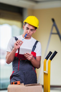 Adam kutuları teslim etmek için not alma