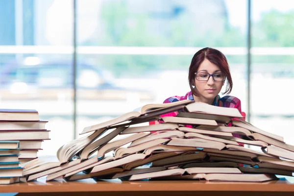 Ung kvinnlig student förbereder sig för tentor — Stockfoto