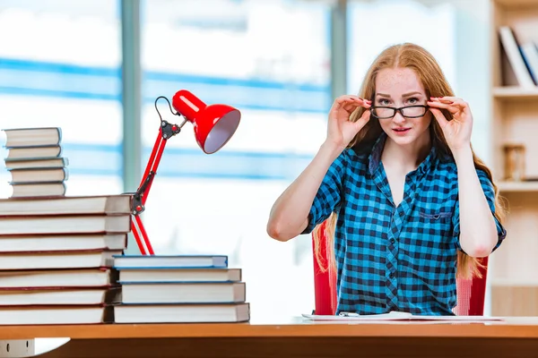 Joven estudiante preparándose para los exámenes —  Fotos de Stock