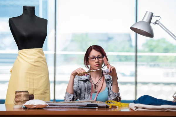 Woman tailor working on new clothing — Stock Photo, Image