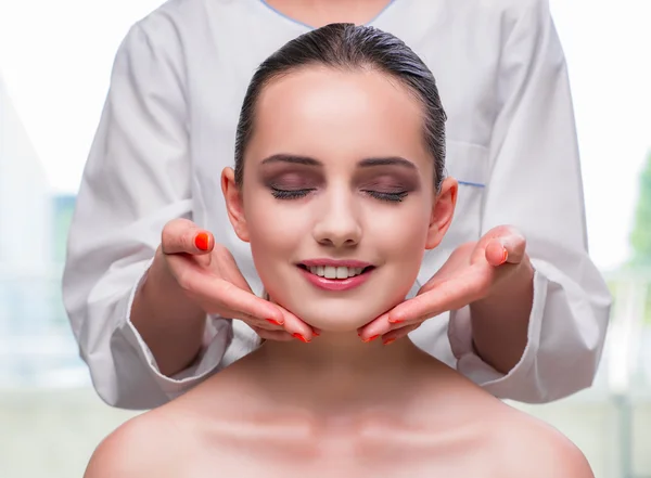 Młoda kobieta podczas twarzy i skóry masaż sesji — Zdjęcie stockowe