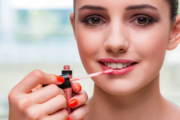 Schöne Frau während der Make-up-Kosmetik-Sitzung — Stockfoto