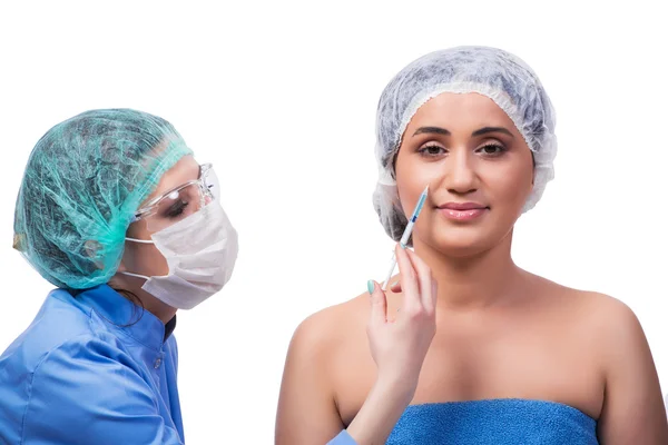 Giovane donna che si prepara per la chirurgia plastica isolata su bianco — Foto Stock