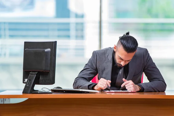 Trauriger Geschäftsmann sitzt im Büro — Stockfoto