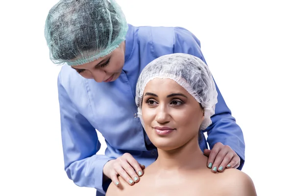 Junge Frau bereitet sich auf plastische Chirurgie vor — Stockfoto