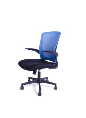 Beyaz arka plan üzerinde izole mavi ofis koltuğu