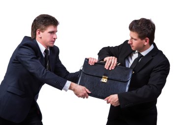 İki ikiz işadamı birbirleriyle tartışıyor.