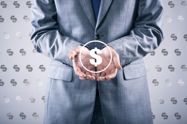 Finans kavramında dolar işaretine basan adam
