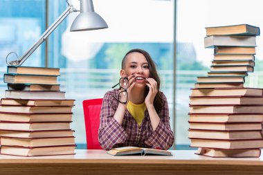 Sınavlara hazırlanan genç kız öğrenci.