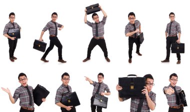 Evrak çantalı genç bir çalışan beyaza izole edilmiş.