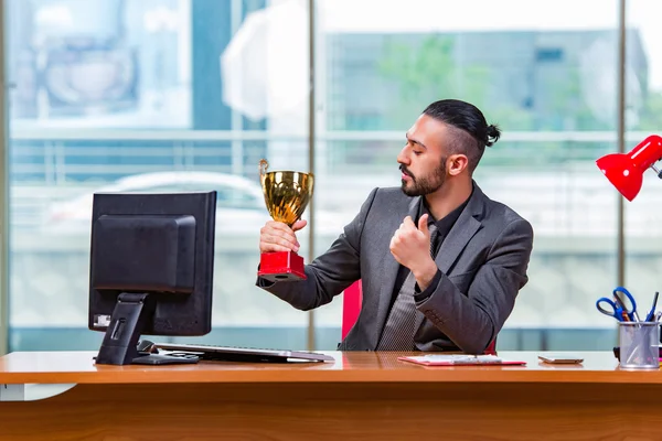 Empresário ganhando troféu copo no escritório — Fotografia de Stock