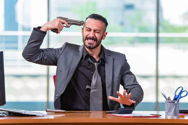 Verzweifelter Mann begeht Selbstmord im Büro — Stockfoto