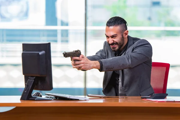 Wütender aggressiver Geschäftsmann mit Waffe im Büro — Stockfoto