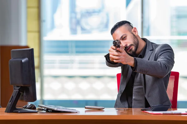 生气的侵略性商人带枪在办公室 — 图库照片