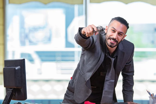 Wütender aggressiver Geschäftsmann mit Waffe im Büro — Stockfoto