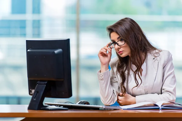 Femme d'affaires assise au bureau — Photo