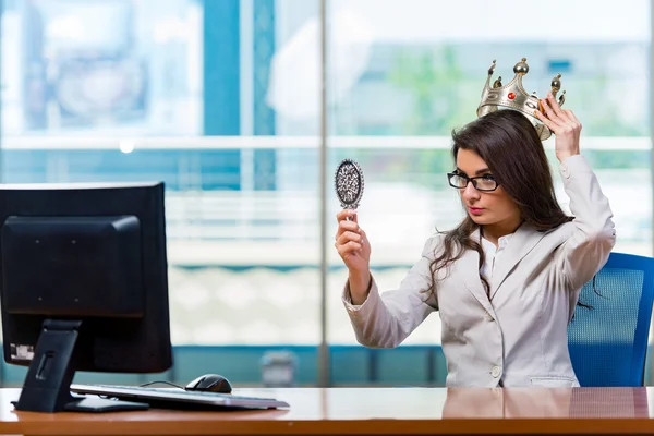 Empresária sentada na mesa do escritório — Fotografia de Stock