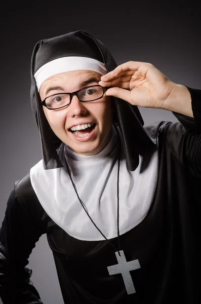 Hombre divertido vistiendo ropa de monja — Foto de Stock