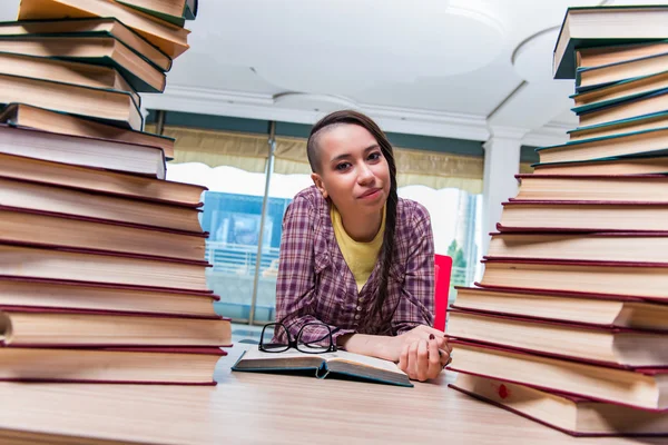 Junge Studentin bereitet sich auf Prüfungen vor — Stockfoto