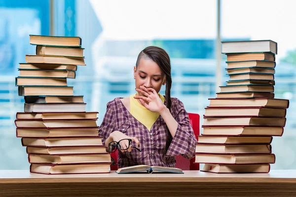 Ung kvinnlig student förbereder sig för tentor — Stockfoto