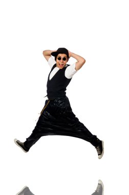 Beyazlar içinde dans eden komik genç adam