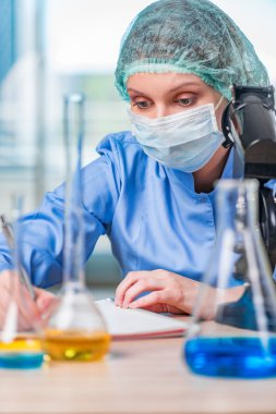 Kimyasal çözümler üzerinde çalışan deneyimli asistan