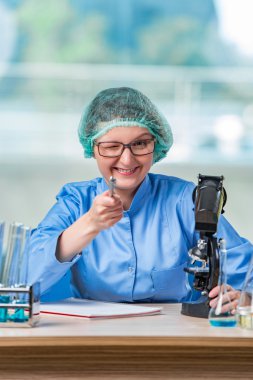 Kimyasal çözümler üzerinde çalışan deneyimli asistan