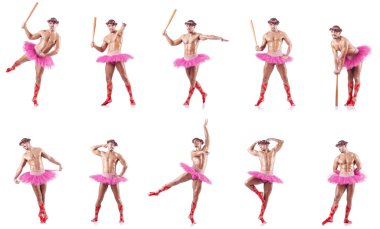 Beyaz bale eteği giyen adam izole edilmiş.