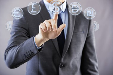 Farklı para birimlerine sahip düğmelere basarak adam